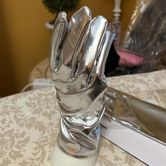 New silver Gloves - Picture 5 of 9
